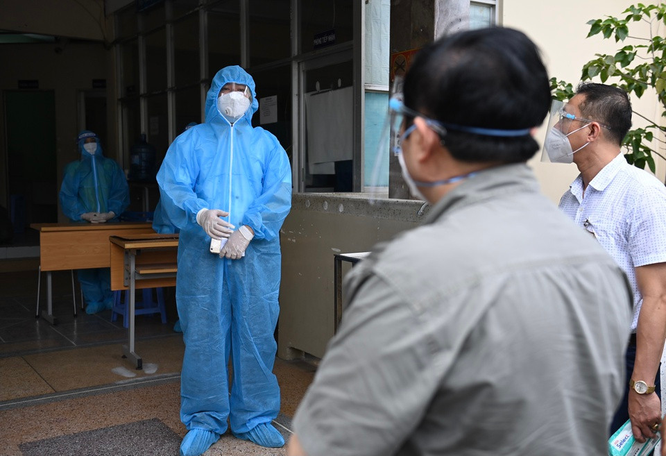 Thủ tướng kiểm tra danh sách các đơn hàng và biểu dương mô hình của TP.HCM vì đảm bảo được lương thực, thực phẩm cho người dân.