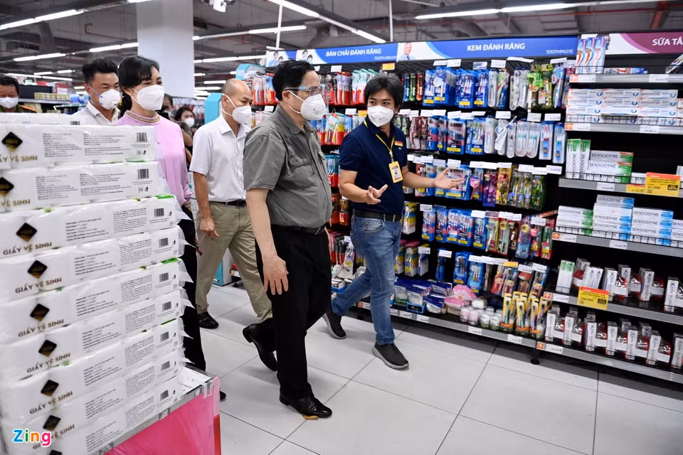 Tiếp đó, Thủ tướng đến kiểm tra đột xuất Bệnh viện Quân Dân y Miền Đông. Sau khi nghe bệnh viện đề xuất được trang bị thêm bồn oxy, Thủ tướng yêu cầu UBND TP.HCM lập tức triển khai bồn oxy để hỗ trợ bệnh viện, điều trị bệnh nhân trong điều kiện tốt nhất.