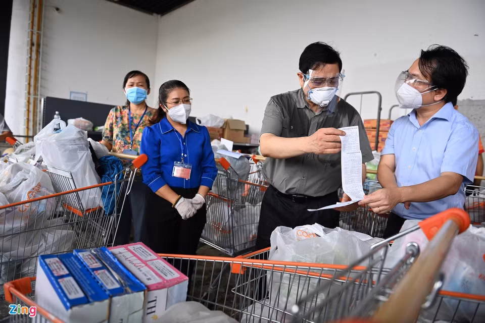 Thủ tướng hỏi thăm về cuộc sống của các nhân viên khi duy trì "3 tại chỗ" tại siêu thị để đảm bảo an toàn trong giãn cách xã hội.