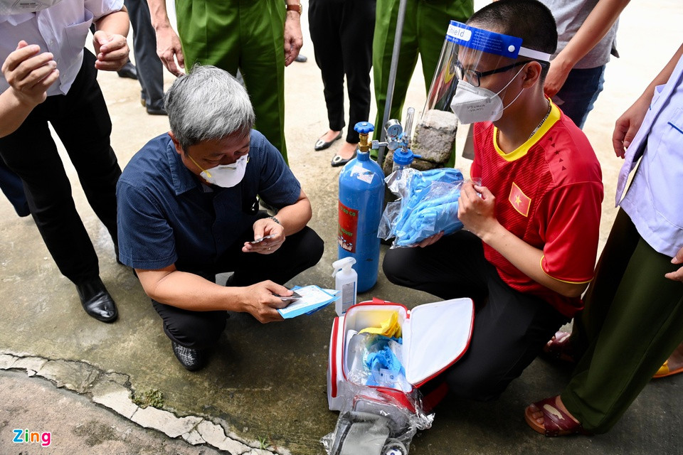 Tại một khu nhà trọ của người dân trên đường Nguyễn Thị Định, phường Thạnh Mỹ Lợi, TP Thủ Đức, sau khi hỏi thăm sức khỏe, cuộc sống của người dân, Thủ tướng đặt câu hỏi về các đầu mối để người dân liên hệ khi có nhu cầu y tế hoặc an sinh xã hội.