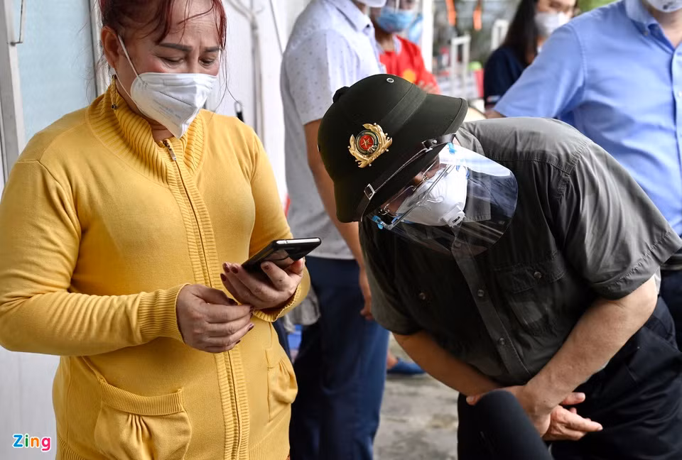 4 nhân viên của phường có mặt tại khu nhà trọ cùng với bình oxy, thuốc, máy SpO2... Thứ trưởng Bộ Y tế Nguyễn Trường Sơn trực tiếp kiểm tra các loại thuốc, máy đo, bình oxy và đánh giá các thiết bị y tế được chuẩn bị tốt.