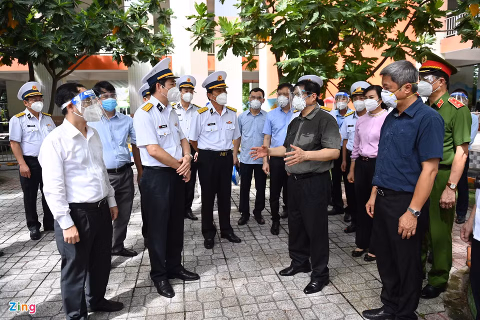 Tại đây, ông hỏi thăm về quy trình chăm sóc, quản lý F0 tại cơ sở và căn dặn các nhân viên y tế cần hạn chế để xảy ra tình trạng F0 trở nặng, phải chuyển lên tuyến trên.