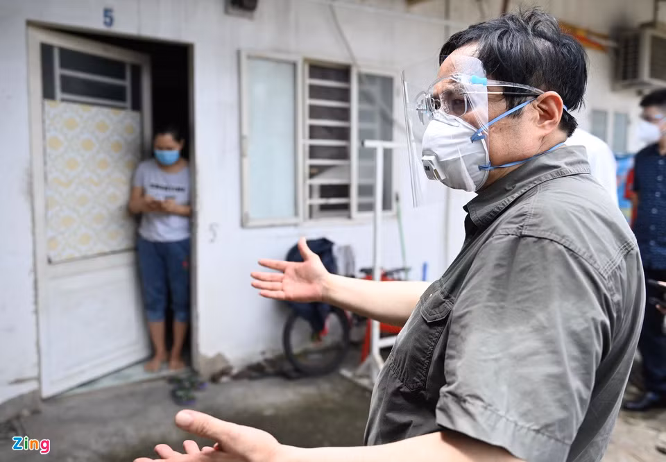 Điểm đến thứ 3 trong chuyến thăm của Thủ tướng là cơ sở cách ly F1 của hải quan cảng Cát Lái.