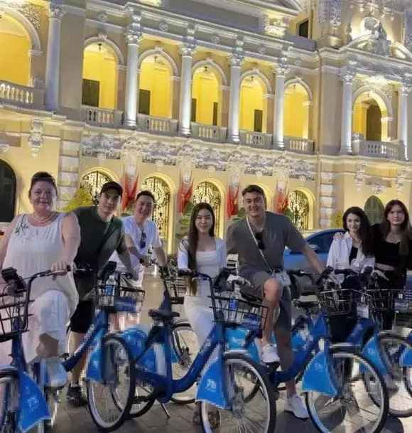 Đăng hình cả gia đình trong một chuyến đi chơi, nữ sinh viết: "My family" (Tạm dịch: "Gia đình tôi").