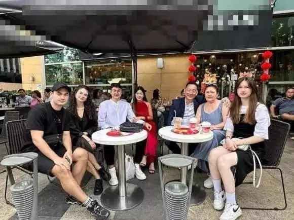 Trên trang cá nhân, thủ môn Đặng Văn Lâm thường xuyên cập nhật những hình ảnh ăn uống, đi chơi cùng người thân.