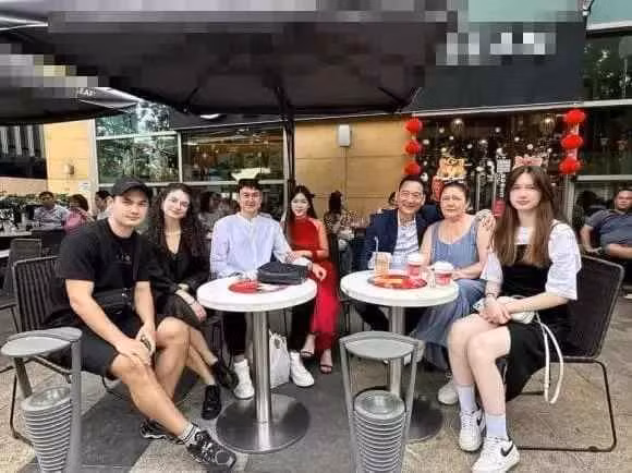 Trên trang cá nhân, thủ môn Đặng Văn Lâm thường xuyên cập nhật những hình ảnh ăn uống, đi chơi cùng người thân.