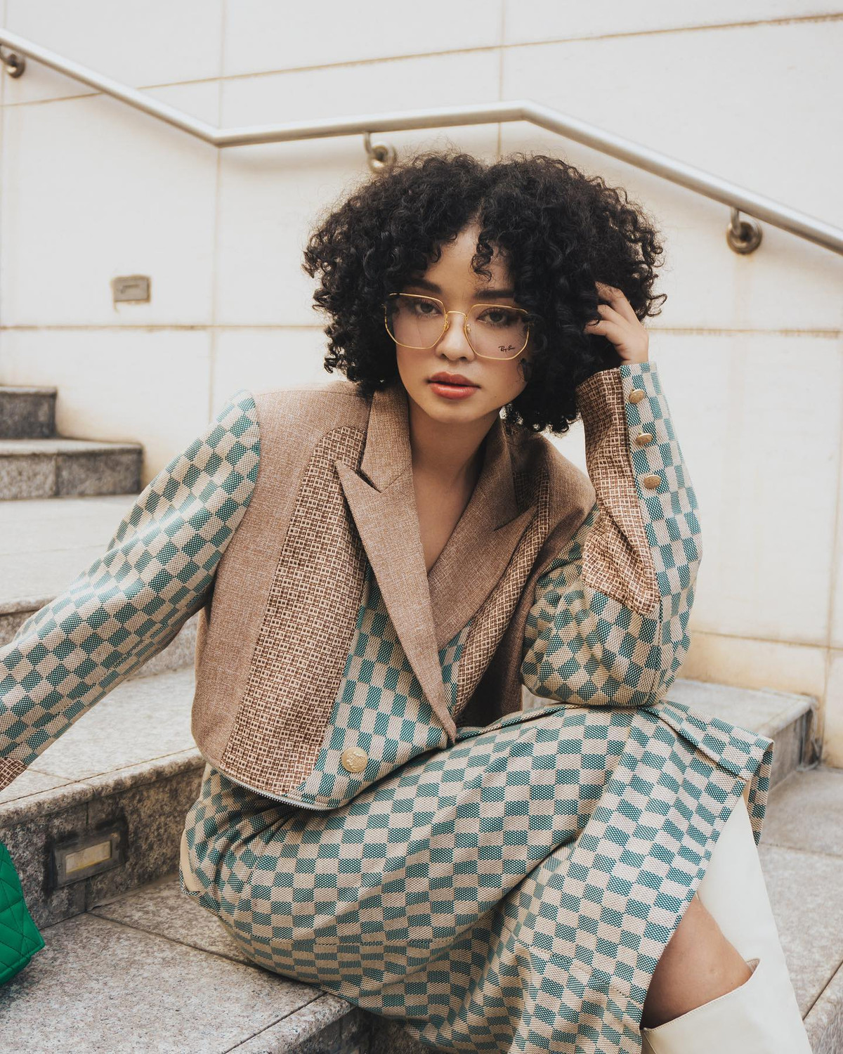 Gái xinh thường ưu ái cho những thiết kế dáng ôm như váy bodycon, áo croptop, áo corset,... mix với quần ống loe, quần ống đứng.