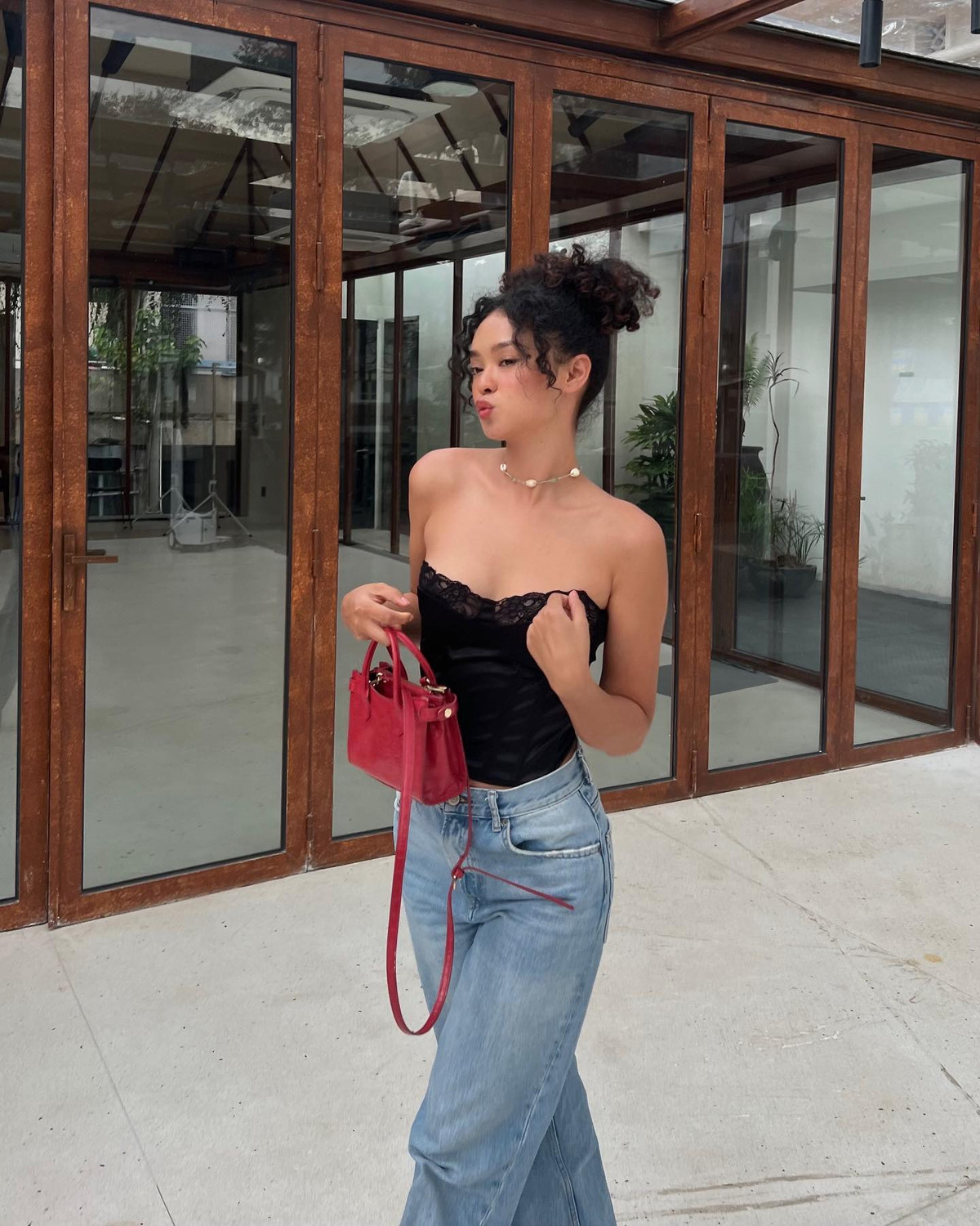 Một outfit khác của Như Mỹ cũng được khá nhiều chị em yêu thích là chiếc váy bodycon, cổ sơ mi cách điệu được phối với đường rút dây giữa thân váy nhằm tạo hiệu ứng thị giác cho đôi chân thêm thon dài.