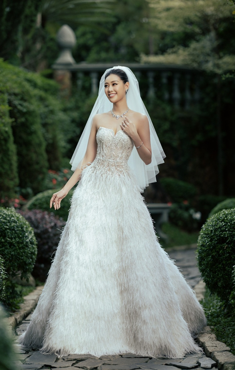 Ở khoảnh khắc đón khách mời, Hoa hậu Khánh Vân được Lê Thanh Hòa thiết kế riêng váy lấy cảm hứng từ những gợn sóng mềm mại nhưng mạnh mẽ, chiếc váy cưới tôn vinh vẻ đẹp thuần khiết và lãng mạn của cô dâu.