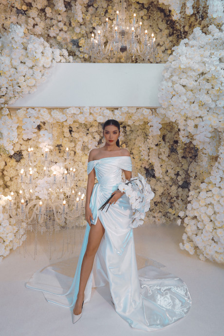 Hơn hết, khách mời càng bất ngờ hơn khi Minh Tú thể hiện sự tinh nghịch, đáng yêu qua dòng chữ: “Cưới rồi nha” trên chiếc lúp của mình.