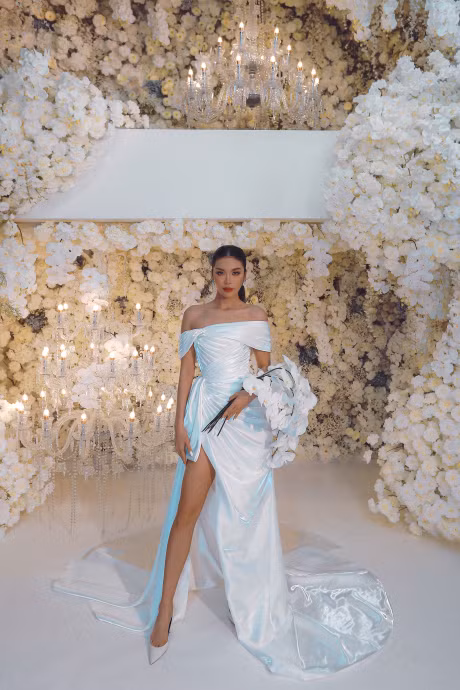 Hơn hết, khách mời càng bất ngờ hơn khi Minh Tú thể hiện sự tinh nghịch, đáng yêu qua dòng chữ: “Cưới rồi nha” trên chiếc lúp của mình.