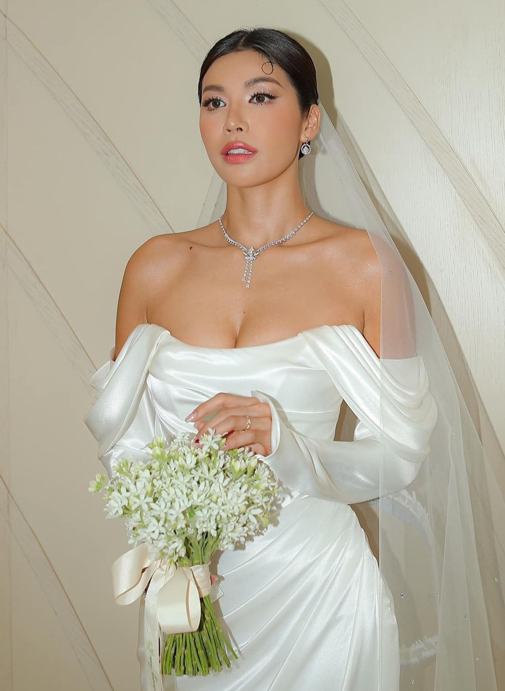 Theo tìm hiểu, đây là mẫu váy mà nhà thiết kế Chung Thanh Phong đã chọn cho Minh Tú giúp cô nàng tự tin bước vào lễ đường trong thời khắc quan trọng.