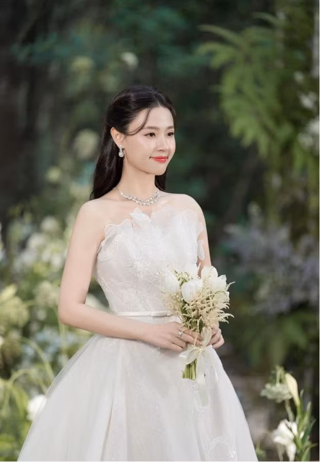 Theo mô tả, chất liệu được sử dụng cho chiếc váy cưới của Midu là ren Chantilly tinh xảo kết hợp phom dáng dạ hội chữ A, trễ vai thể hiện đúng tinh thần nữ tính, sang trọng nhưng không kém phần cổ điển cho cô dâu. Trị giá của chiếc đầm lên đến 26.000 USD (tương đương 660 triệu đồng).