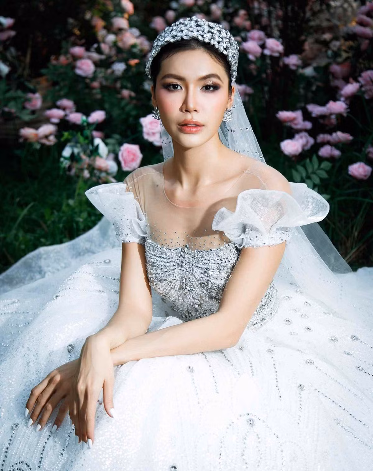 Chất lụa mềm mại, nhẹ nhàng ôm lấy cơ thể tạo nên hiệu ứng bay bổng và lãng mạn khiến cho visual của Minh Tú càng trở nên ấn tượng.