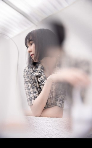 Sau lùm xùm, Hải Tú phải "ở ẩn" gần 1 năm. Mới đây, cô nàng xuất hiện trở lại trong bức ảnh chụp cùng công ty. Tuy nhiên, màn tái xuất này của "gà cừng" công ty Sơn Tùng M-TP vẫn nhận được sự phản ứng trái chiều từ cư dân mạng.