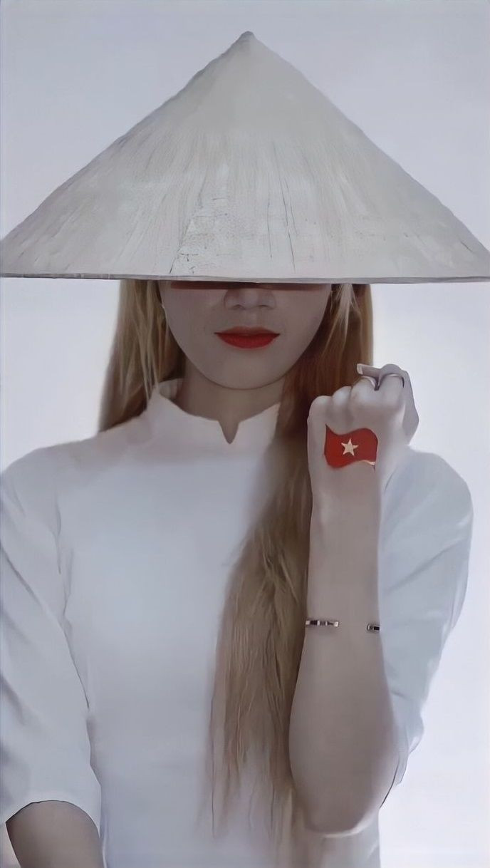 “Đúng chất cô gái Việt Nam, xinh lắm bạn ơi.” hay “Chỉ có một câu để miêu tả: Đây là vẻ đẹp của con gái Việt Nam.”... là những bình luận netizen để lại dưới clip của Hoa Hanassi.