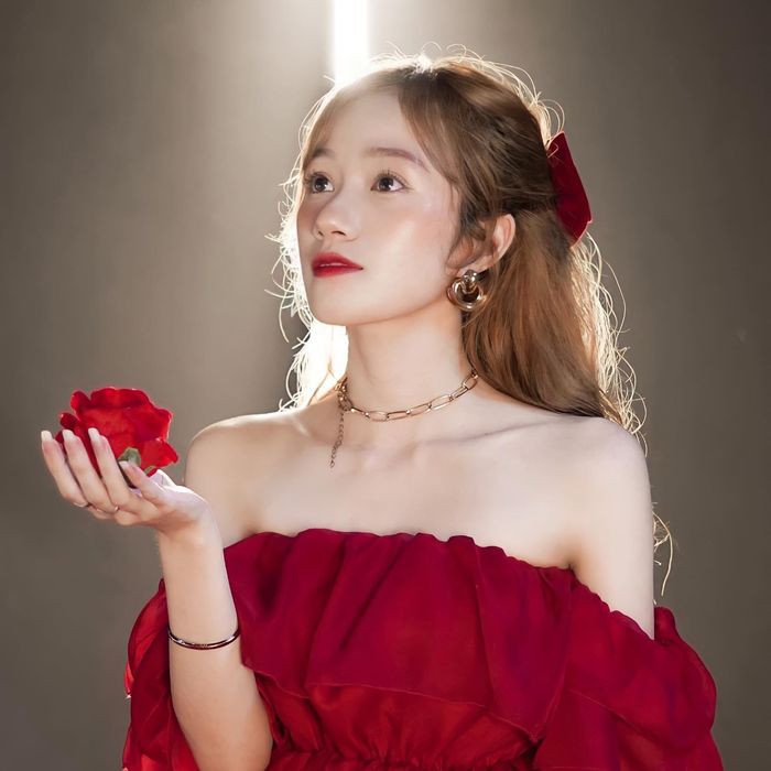 Ngoài việc thường xuyên cập nhật các trend hot trên TikTok, Phương Hoa còn gây ấn tượng với khả năng biên đạo tốt, cô chính là chủ nhân của điệu nhảy “Hôm nay là thứ 7” từng làm mưa làm gió trên mạng xã hội, từ đó tên tuổi của cô càng đến gần hơn với người hâm mộ.