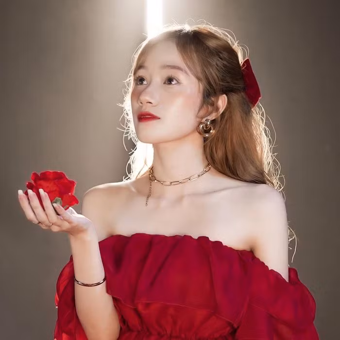 Ngoài việc thường xuyên cập nhật các trend hot trên TikTok, Phương Hoa còn gây ấn tượng với khả năng biên đạo tốt, cô chính là chủ nhân của điệu nhảy “Hôm nay là thứ 7” từng làm mưa làm gió trên mạng xã hội, từ đó tên tuổi của cô càng đến gần hơn với người hâm mộ.