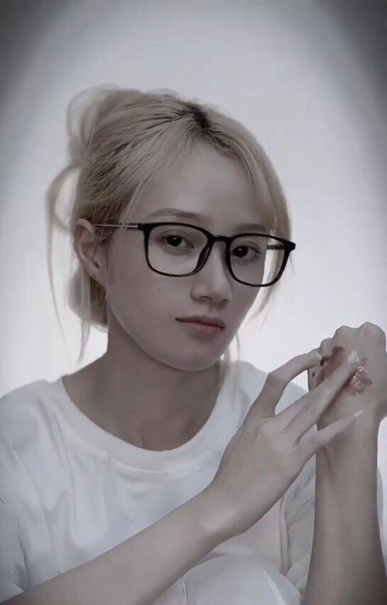 Chưa kịp dành lời khen, Phương Hoa lại khiến netizen phải trầm trồ khi xuất hiện với nguyên “combo” của nữ sinh Việt Nam. Video nhận về vô vàn lời khen đến từ cộng đồng mạng.