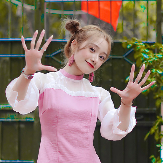 Đối với những tín đồ TikTok cái tên Đào Lê Phương Hoa hay nickname là Hoa Hanassi không còn xa lạ. Cô nàng được mọi người yêu mến và đặc cho biệt danh là “Cô giáo dạy nhảy hot nhất TikTok”.