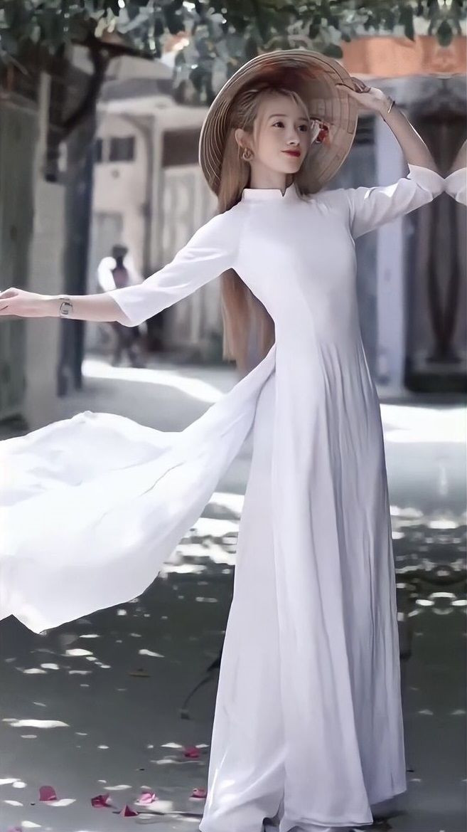 Mở màn clip Phương Hoa xuất hiện với vẻ ngoài bình thường, đang tô vẽ một điều gì đó ở tay. Vài giây sau cô nàng xuất hiện trong tà áo dài trắng, đầu đội một chiếc nón lá, trên tay dán hình lá cờ Việt Nam.