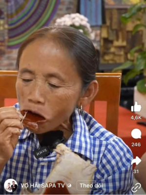 Cụ thể, một tài khoản đã để lại bình luận: "Mình không phản đối việc review đồ ăn, nhưng nhìn cách ăn của bà Tân Vlog nhồm nhoàm nhai từng miếng đùi lợn, đùi gà như ảnh cứ thấy nó phản cảm làm sao vậy"...