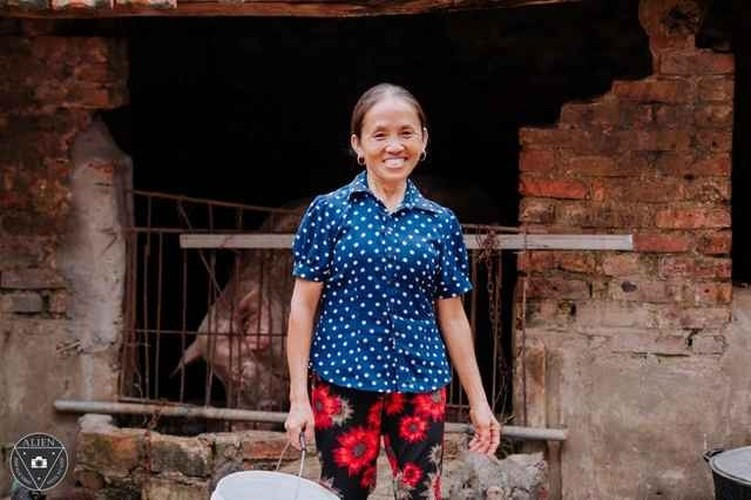 Về phía bà Tân Vlog, hình ảnh bị lên án được bàn tán xôn xao cũng là một khoảnh khắc được cắt ra từ clip thưởng thức lợn mán quay tại quán của Hải Sapa TV.