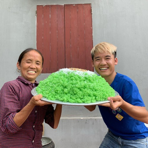 Hơn 4 năm trước, bà Tân Vlog (tên thật Nguyễn Thị Tân, sống tại huyện Lạng Giang, tỉnh Bắc Giang) là nhân vật từng khuynh đảo cõi mạng với kênh YouTube chuyên nấu các món ăn theo phong cách "siêu to khổng lồ".