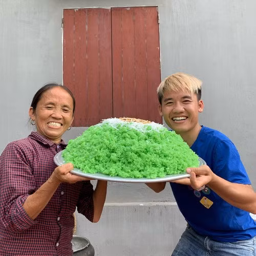 Hơn 4 năm trước, bà Tân Vlog (tên thật Nguyễn Thị Tân, sống tại huyện Lạng Giang, tỉnh Bắc Giang) là nhân vật từng khuynh đảo cõi mạng với kênh YouTube chuyên nấu các món ăn theo phong cách "siêu to khổng lồ".