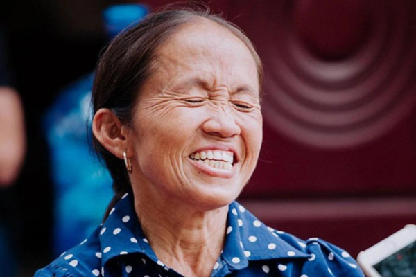 Dưới phần bình luận, rất nhiều ý kiến đồng tình với nhận xét của tài khoản nói trên. “Review ăn uống mà kiểu nhồm nhoàm hay ráng nhét vô mồm thế có gì hay đâu, còn chả thưởng thức được hương vị của món ăn”...