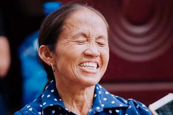 Dưới phần bình luận, rất nhiều ý kiến đồng tình với nhận xét của tài khoản nói trên. “Review ăn uống mà kiểu nhồm nhoàm hay ráng nhét vô mồm thế có gì hay đâu, còn chả thưởng thức được hương vị của món ăn”...