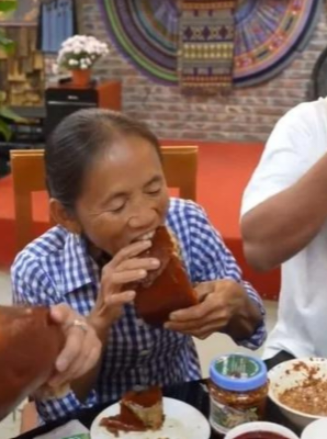 Chính hình ảnh này của chủ kênh bà Tân Vlog đã dấy lên nhiều tranh cãi trái chiều trong cộng đồng mạng thời gian qua.