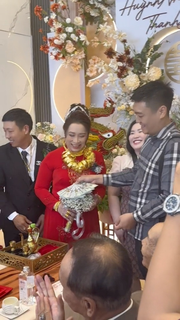 Điều khiến dân mạng chú ý chính là những chiếc vòng vàng được nối lại đeo trên người cô dâu.