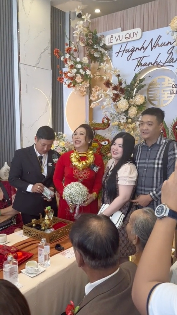 Được biết, cô dâu thuộc thế hệ U40, tuy lấy chồng muộn một chút nhưng bù lại anh chồng tình cảm, hiền lành, gia đình 2 bên ủng hộ.