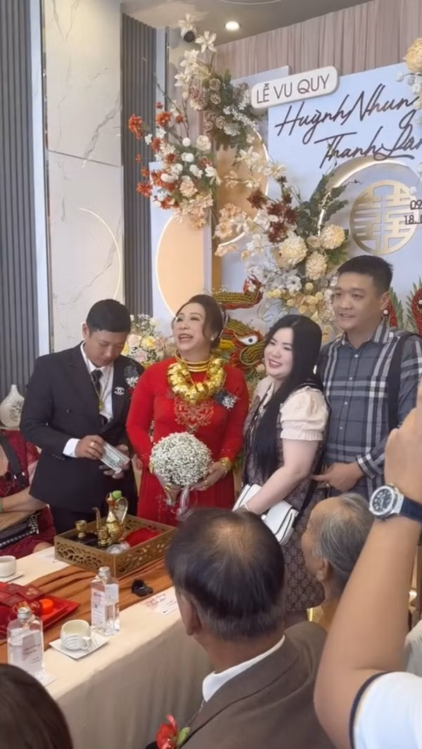 Được biết, cô dâu thuộc thế hệ U40, tuy lấy chồng muộn một chút nhưng bù lại anh chồng tình cảm, hiền lành, gia đình 2 bên ủng hộ.