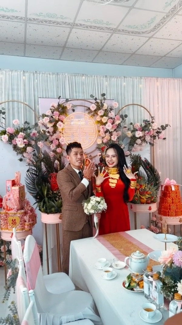 Khi nhận được những món quà giá trị trong ngày cưới, cô dâu nở nụ cười mãn nguyện và ngập tràn niềm vui.