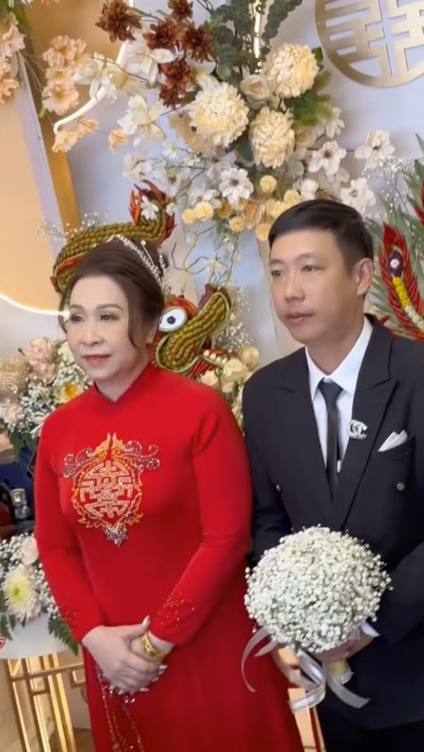 Qua đoạn video ghi lại cảnh đám cưới, có thể thấy cô dâu và chú rể đang tiến hành nghi lễ nhận quà từ người thân trong gia đình. Cặp vợ chồng diện trang phục cưới truyền thống, cô dâu mặc áo dài đỏ, chú rể diện vest vô cùng lịch lãm.