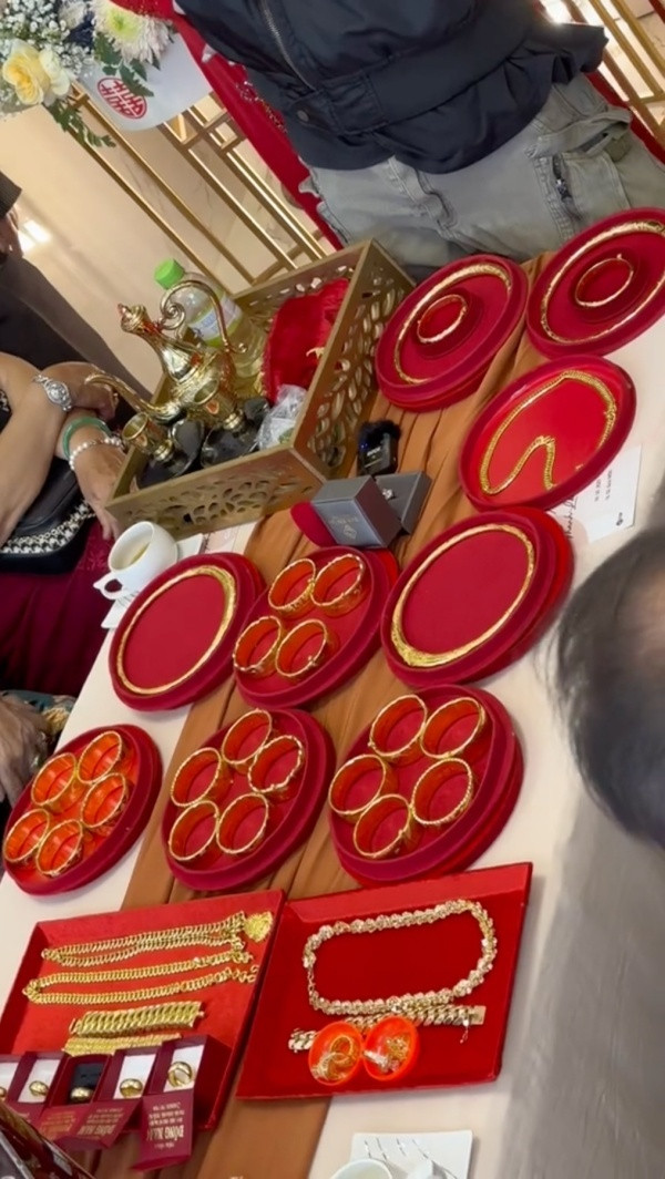 Theo như bài đăng chia sẻ, số lượng vàng trên người cô dâu ước tính là 30 cây, trong đó người em trai tặng riêng cho chị gái 10.000 USD (khoảng 230 triệu đồng).