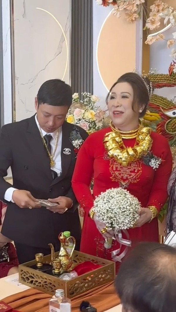 Nhìn “gánh nặng” mà cô dâu phải mang, nhiều người chỉ biết xuýt xoa, ngưỡng mộ.