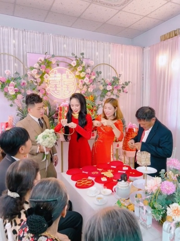 Dưới phần bình luận, mọi người liên tục gửi những lời chúc phúc cho cặp đôi.