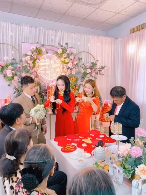 Dưới phần bình luận, mọi người liên tục gửi những lời chúc phúc cho cặp đôi.