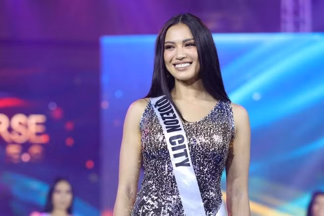 Được biết Michele Gumabao chơi bóng chuyền từ khi còn nhỏ. Cô từng 5 lần được bình chọn là "cầu thủ tấn công xuất sắc" ở giải quốc gia.