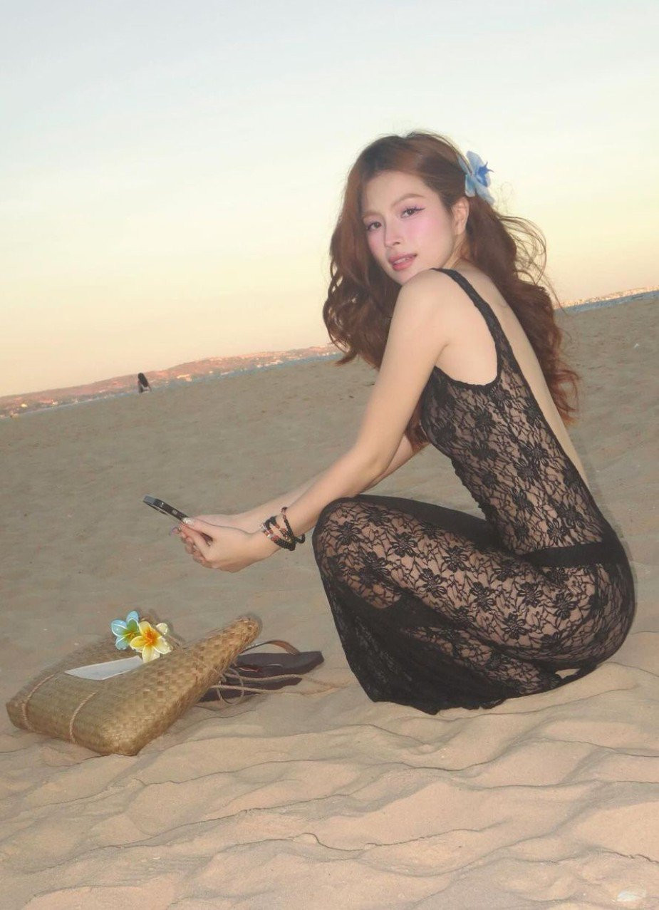 Đáng chú ý là khoảnh khắc người đẹp khoe dáng trong chiếc váy dài xuyên thấu chất liệu ren, khoe trọn đường cong cơ thể mà không phô phang, ngay sau đó có nhiều bình luận của các bạn gái để hỏi mua chiếc váy tương tự.