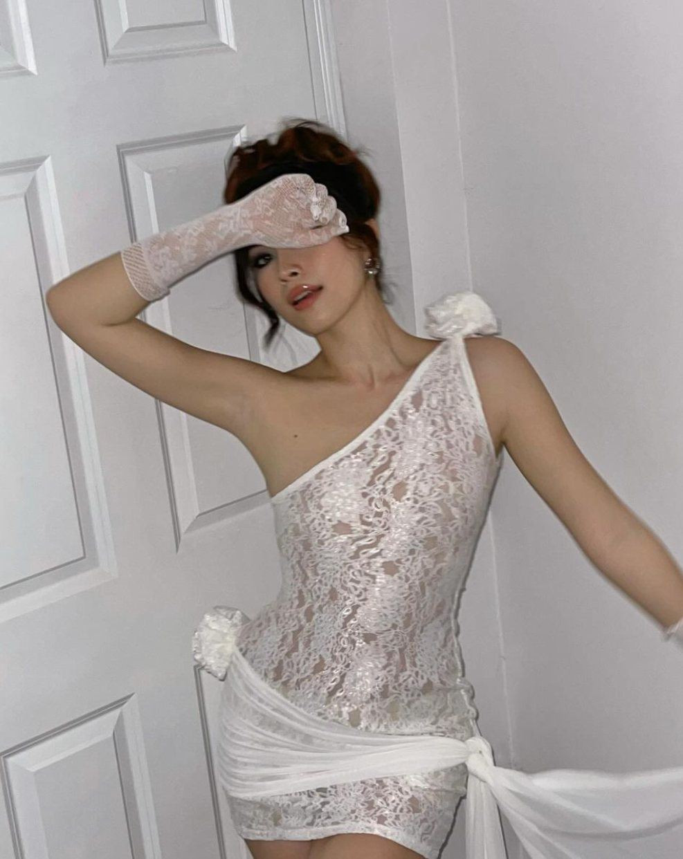 Trước đó, người đẹp Gen Z này cũng từng thả dáng trong bộ cánh xuyên thấu tương tự.