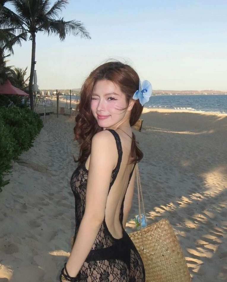 Sau khi đăng tải những bức ảnh đi biển mới này, Thuỵ Hân nhận được rất nhiều bình luận xin chỗ mua của món đồ để các chị em cùng "đu trend".