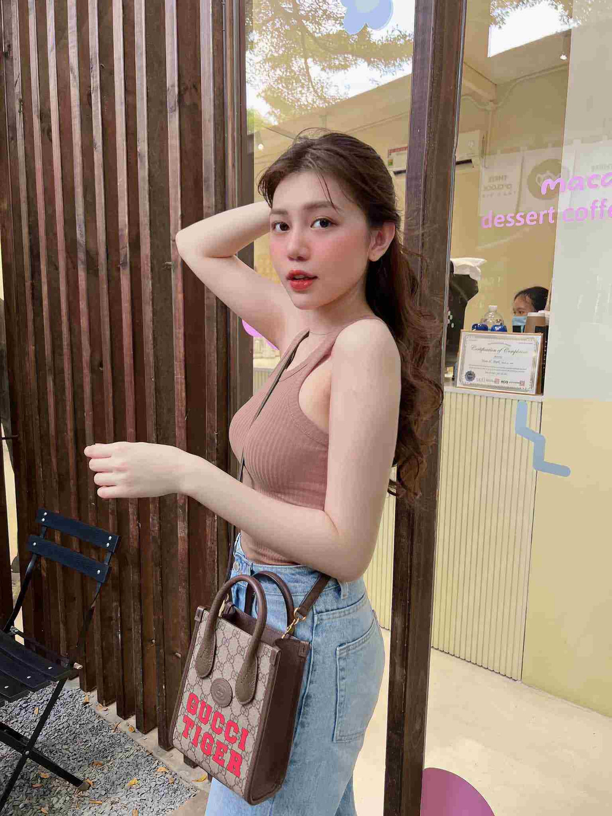 Trong tủ quần áo của bạn gái Phan Tuấn Tài không thiếu các item đến từ nhiều thương hiệu nổi tiếng như Gucci, Dior hay Louis Vuitton cùng với đó, cô cũng có xế hộp xịn sò, phục vụ cho nhu cầu di chuyển của bản thân.