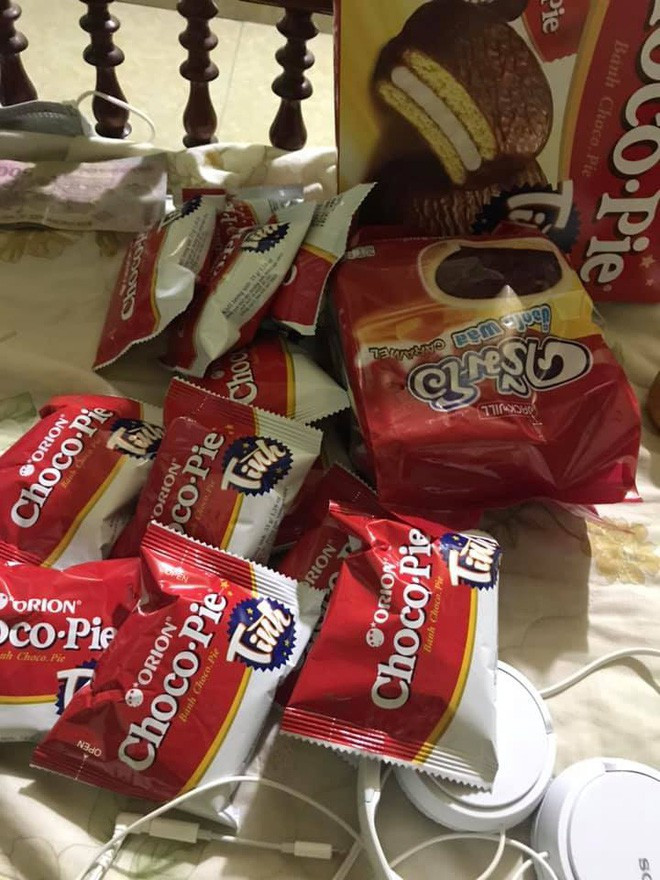 Nếu như khi về quê chuẩn bị đón Tết thì "tay xách nách mang" bao nhiêu là quà cáp, lúc ra đi mọi người lại cũng nặng trĩu những quà bánh, thức ăn mang từ nhà.