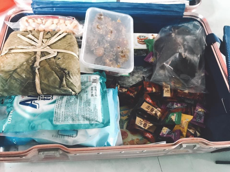 Bánh chưng, bánh kẹo để cùng mấy đứa bạn trong phòng khai xuân là điều mà các bạn sinh viên sẽ thực hiện khi hội họp đầy đủ.