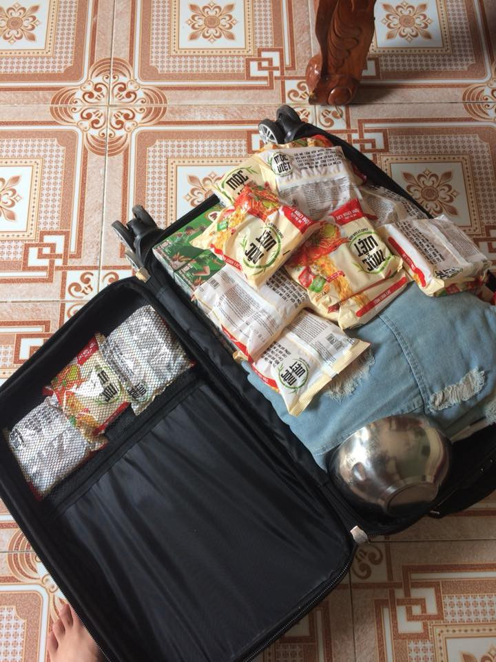 Mì gói là thực phẩm không thể thiếu với các bạn sinh viên.