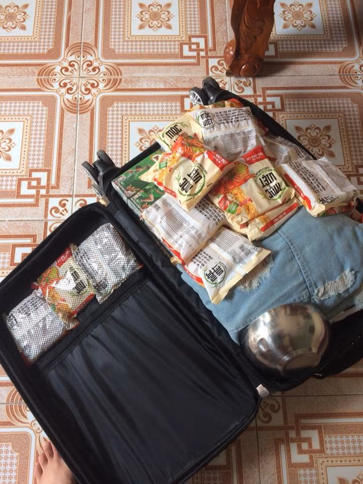 Mì gói là thực phẩm không thể thiếu với các bạn sinh viên.